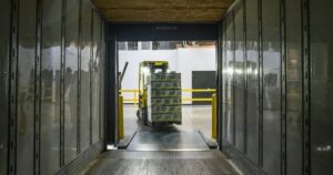 Coleta e carregamento de mercadorias para transporte